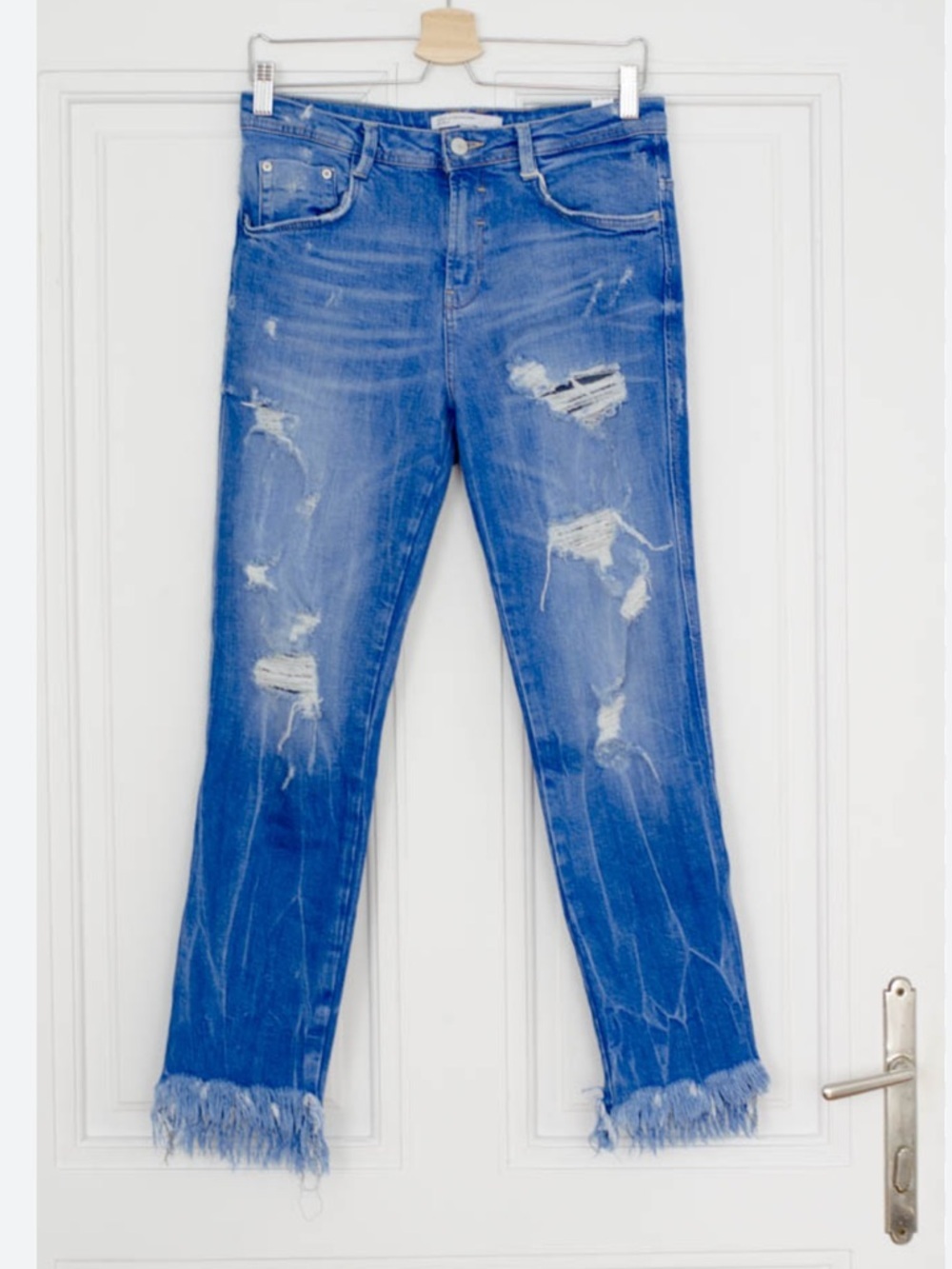 Zara High Waisted Cropped Leg Distressed Blue Jeans with Frayed Hem sz 6
